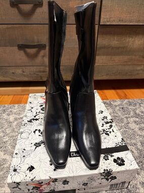 Chinese laundry Women’s Mid-Calf Leather Boots - Classic Zip Detail